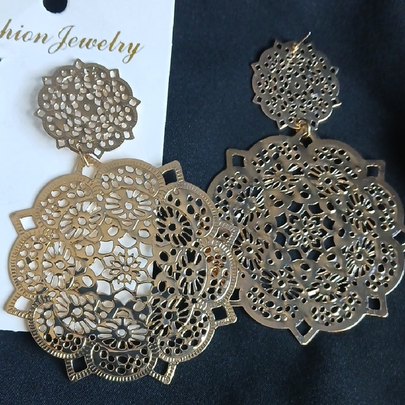 Elegant Gold Filigree Earrings - Picture 2 of 4